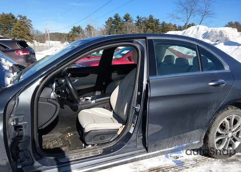 2016 Mercedes-Benz C 300 4Matic z USA, uszkodzony, nr VIN 55SWF4KB7GU143519